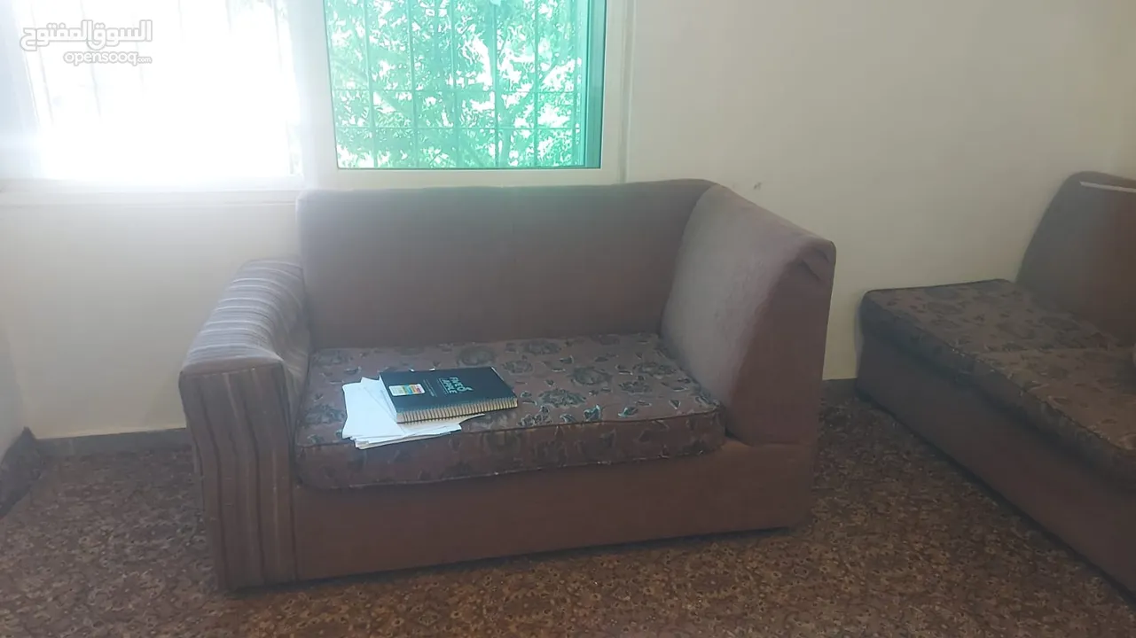 طقم كورنر بحال جيده وسرير تخت فندقي وتلفزيون صغير