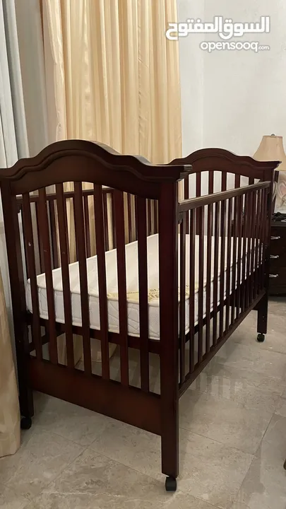سرير أطفال جديد لون ملكي خشبي مع المرتبه الطبيه