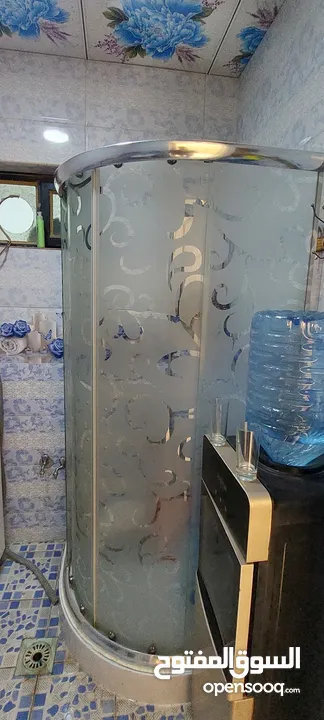 كابينة شاور حمام مستخدم نظيف  