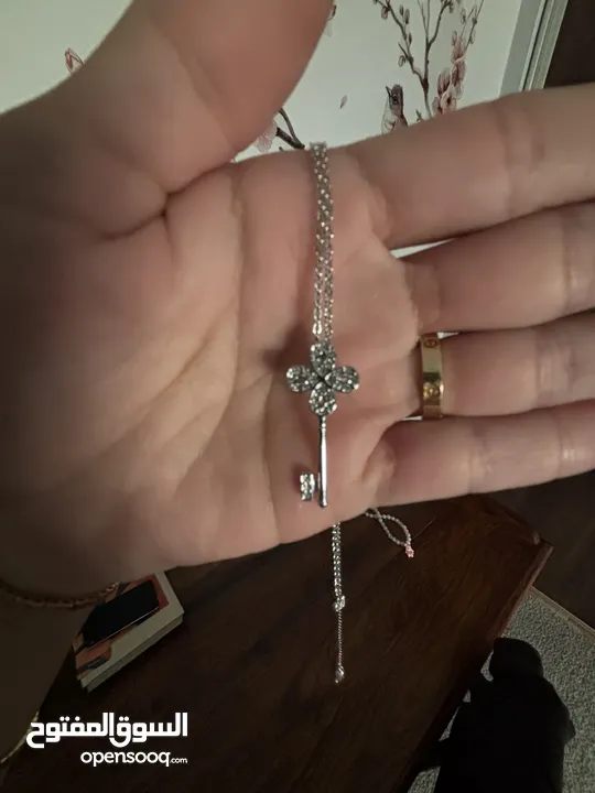 Swarovski key necklace - worn once. In very good condition.