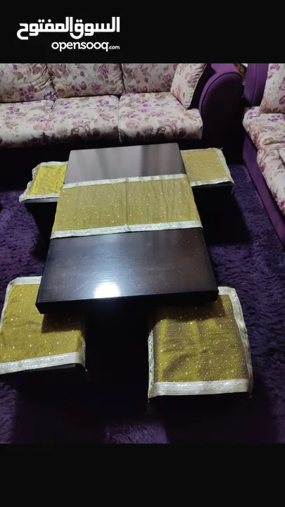 طقم كنب  و طاولة وسط و برداي و سجاد بحالة جيدة