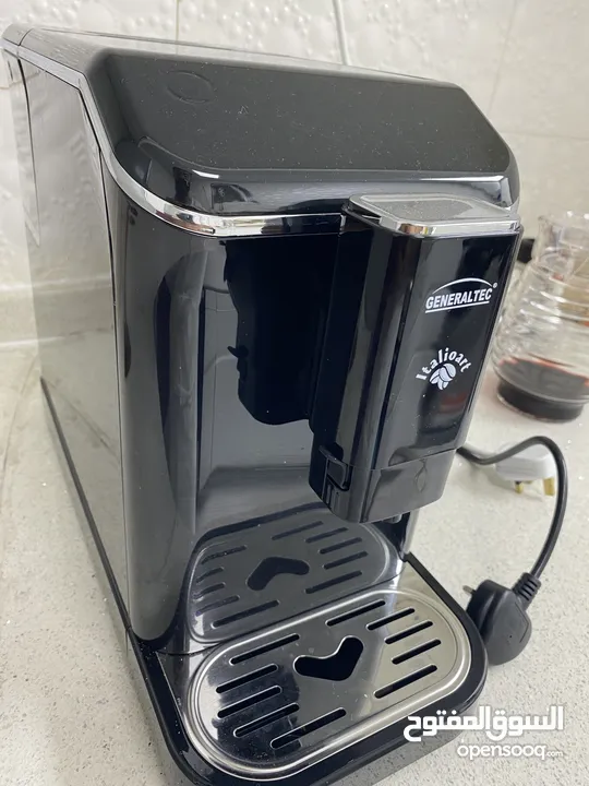 مكينة اسبريسو مع حليب تبخير   Espresso machine with steaming milk