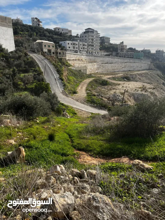 أرض للبيع بإطلالة غربية واصل جميع الخدمات