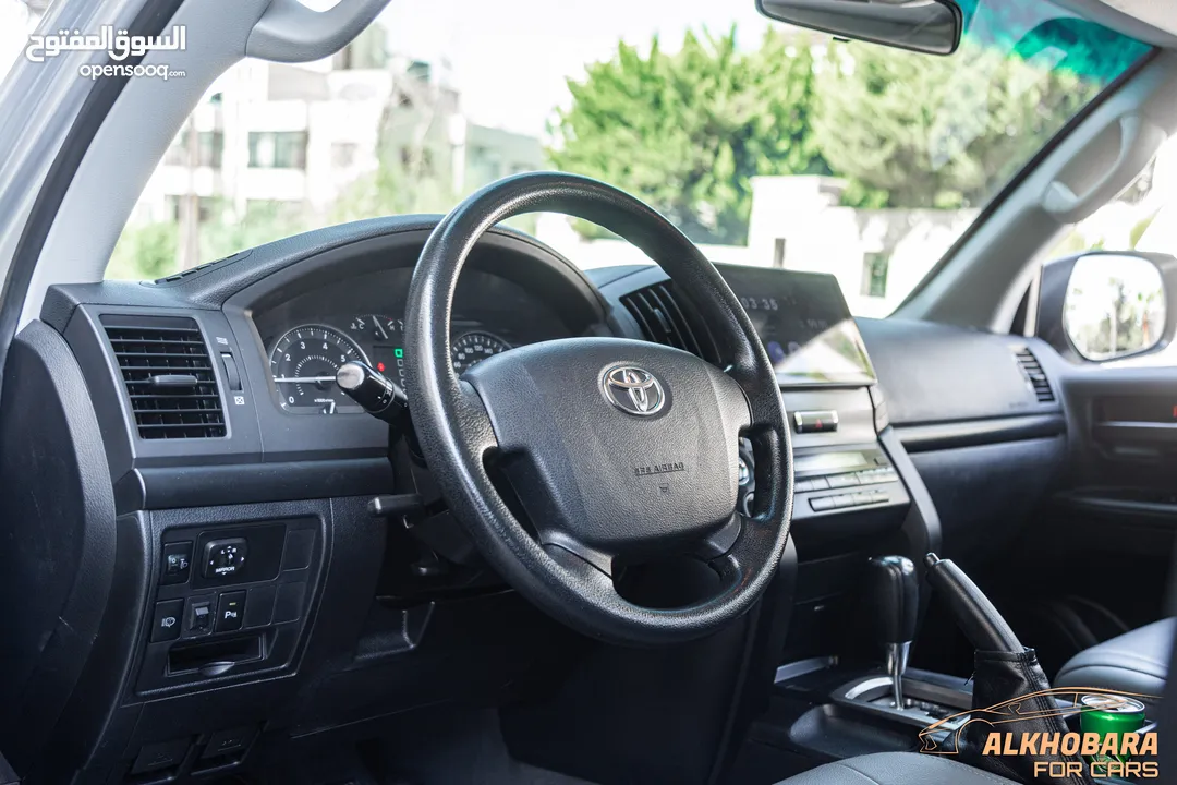 Toyota Land Cruiser Gx-r 2010 V8  السيارة مميزة جدا و قطعت مسافة 115,000 كيلو   محرك :  4700 سي سي