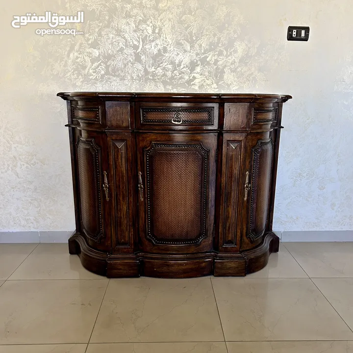 طقم صالون 3 قطع، سيرفر للمدخل، طقم طاولات سيرفر، طاولة تلفزيون، و وحدة رفوف للبيع