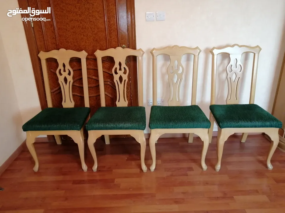 طاولة لون عنابي مع 4 كراسي خشب تفصيل