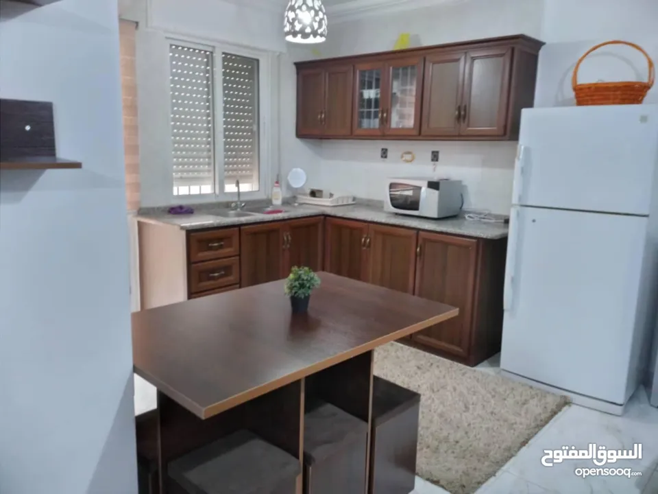 شقه مفروشه ديلوكس كاملة الخدمات للايجار الشهري او السنوي في عمارة سكنيه مخدومة يوجد حارس للعمارة