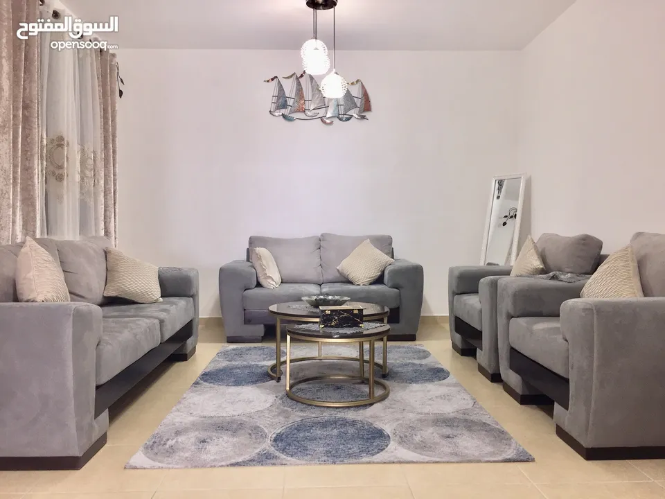 خلف الجاسمن مباشرة