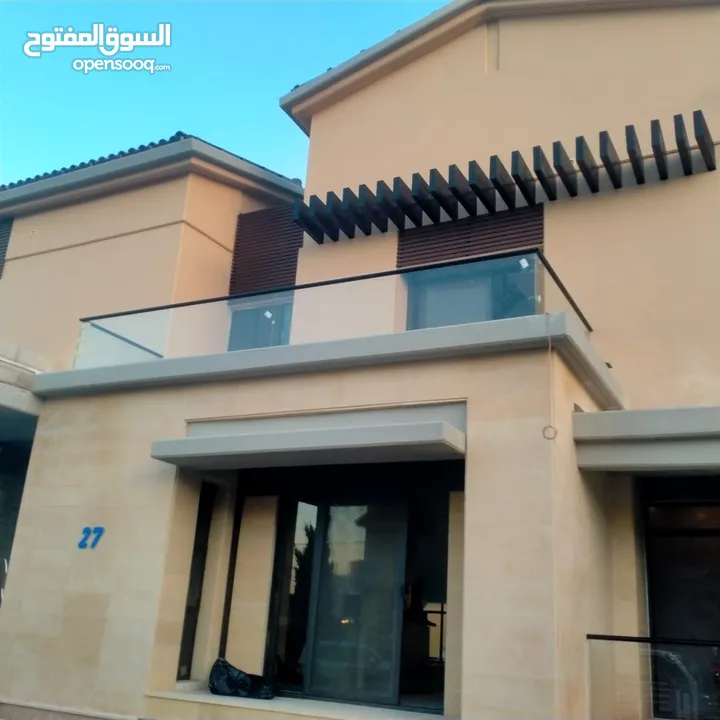 تركيب السيكوريت والمرايا وجميع أعمال الزجاج والألمنيوم بجودة عالية"