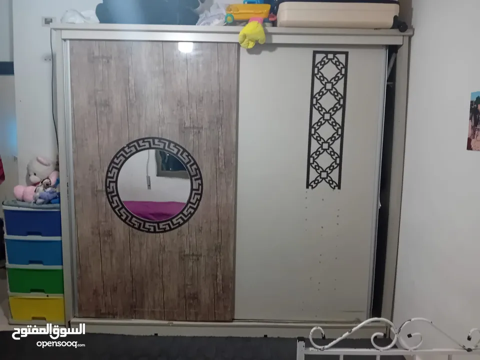 غرفة نوم تختين وخزانه وتوالييت بدون فرشات الخزانه زان