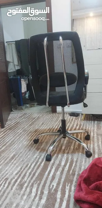 مكتب مع كرسي