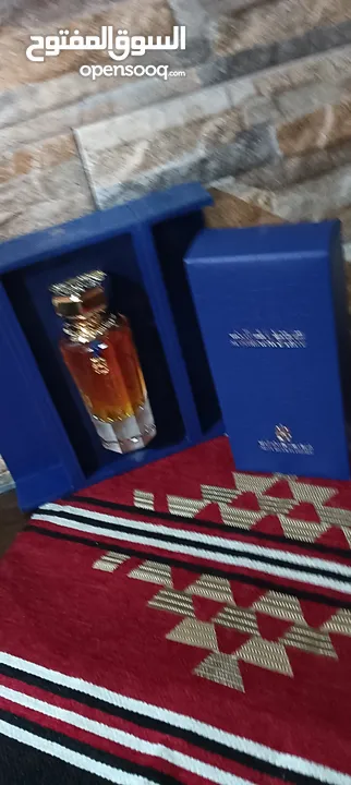 عطر خلطه القرشي جديد90مل للرجال والنساء  مع ستاند خشب لون ازرق