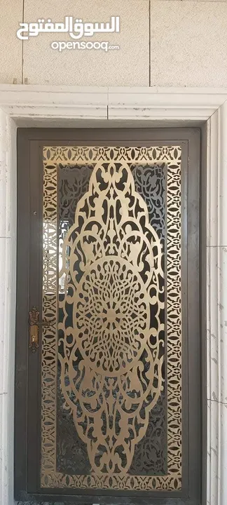 باب حديد لليزر