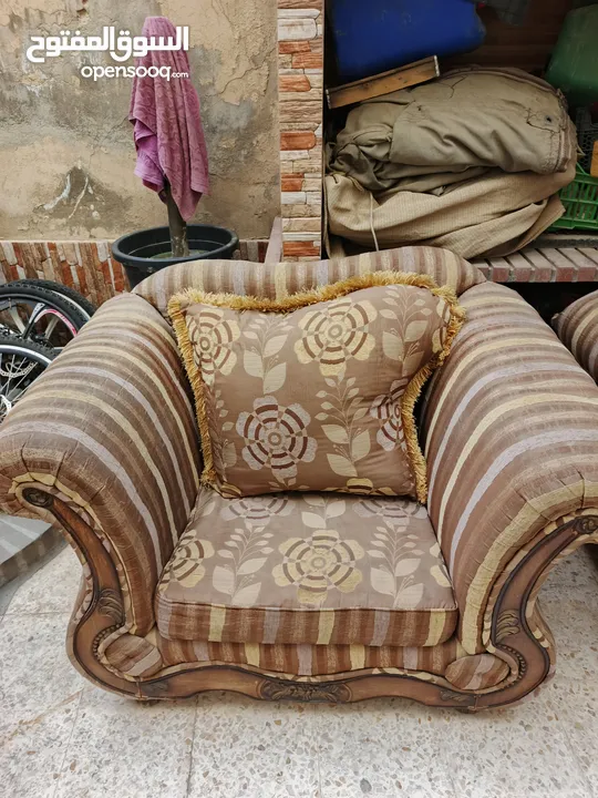 كنب كلاسيك للبيع من اربع قطع مناسب لصالون ومناسب غرفة جلوس ومناسب لغرفه ضيوف خشب اوزان ابيض