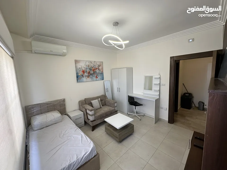 ستوديوهات جديدة 150 دينار اسبوعيا او 450 دينار شهريا في عمارة عائلات راقية