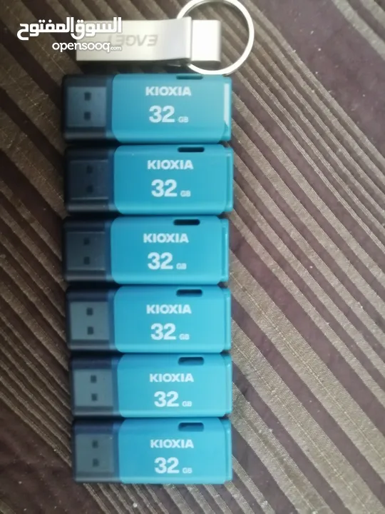 فلاشات kloxlA مساحه 32 جيجا بايت الكميه ست فلاشات 32 وواحده 8 جيجا