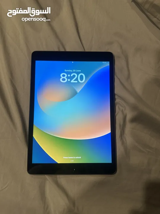 Ipad 9 64gb dark silver color excellent condition almost never used and it comes with a charger