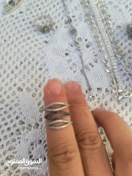 فضه سنسال وزنه 33 اسوارة وزها 19 وفي خاتمين باندورا وخاتم فيروز وخاتمين ستاتي واسوارة عين زرقا وخاتم