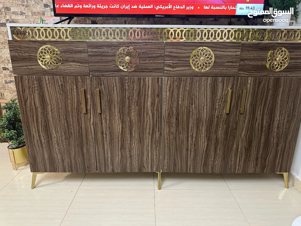 طاولة تلفزيون للبيع