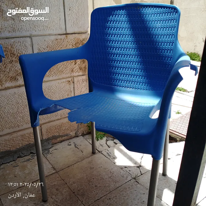طاوله لون ازرق طوي مع كراسي عدد اثنين واحد منهم مكسور الطاوله و الكرسي الآخر بحاله ممتازه