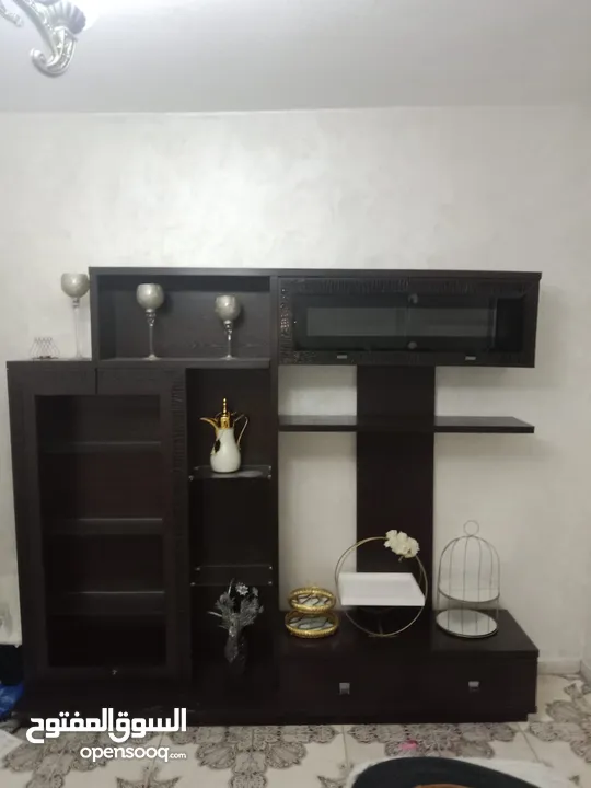 بوفيه خشب مطعم بنقشة جلد الافعي بحاله جيده