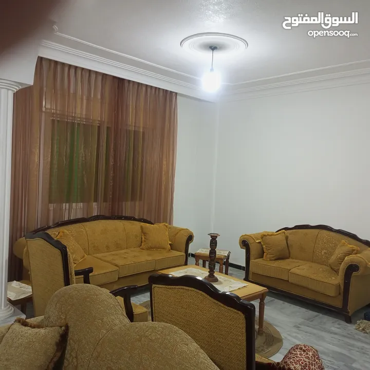 شقة مفروشة أرضية للايجار في ضاحية الرشيد 4 مكيفات بكل غرفة مكيف وبئر ماء خاص للشقة