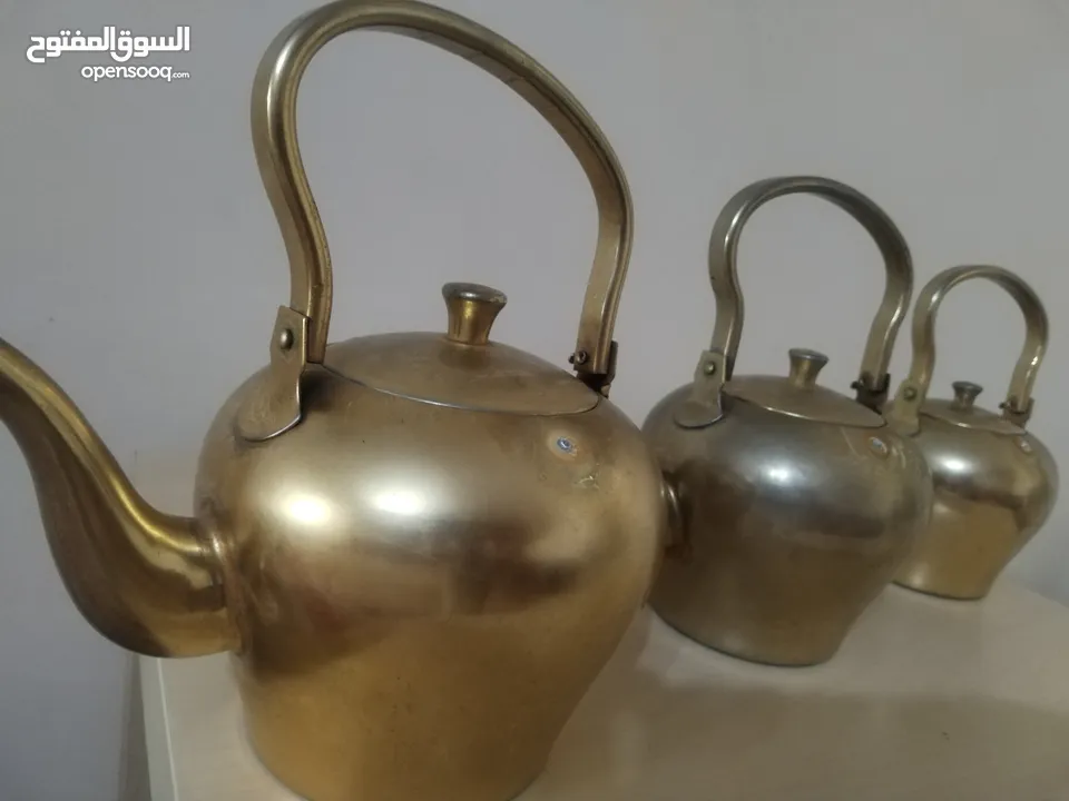 اباريق شاي نادر وقديم قاعده عريضه وعنق طويل مائل..