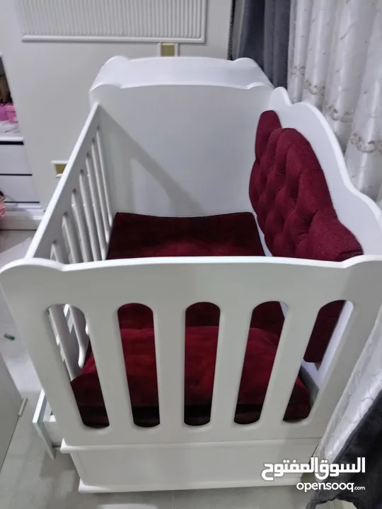تخت اطفال خشب ثقيل زان ولاتيه بحاله الوكالة للبيع