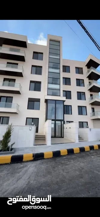 شقة ارضية ذات اطلالة رائعة بمساحة اجمالية 300 متر مربع