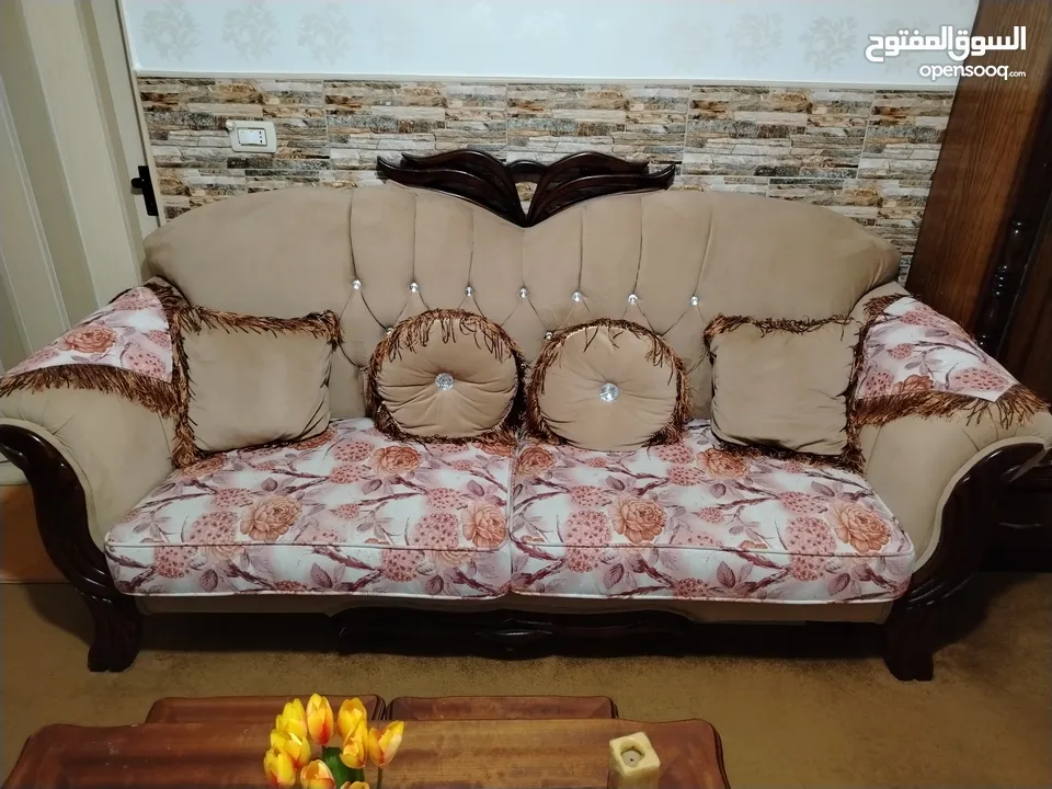 طقم كنبايات للبيع منظره فخم وحلو ونظيف بحال الوكاله ومريح بالجلوس مع طربيزات النص