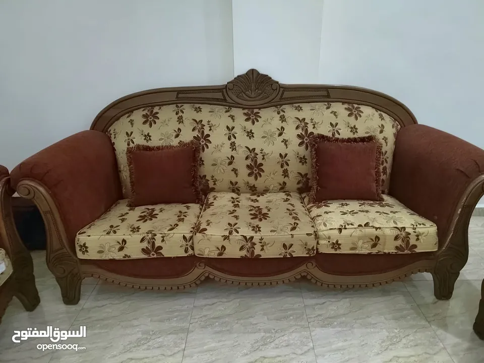 كنب ضيوف تفصيل خشب زان مستعمل بحالة شبه جديدة خامة ممتازة وتصميم فخم - مريح وألوان جميلة  - لا يفوتك