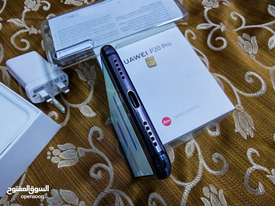 جهاز هواوي P20pro نظيف وبدون أعطال للبيع ، بلون ازرق لامع