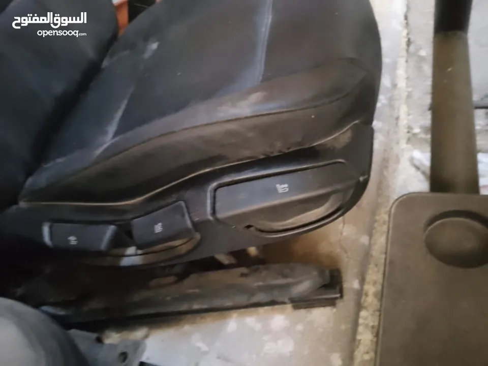 كراسي جلد bm e28,e29...e30 بحالة ممتازة جلد اصلي سيكة نظيفه لا يوجد فيها هريان مع بطانات جديدة اصلية