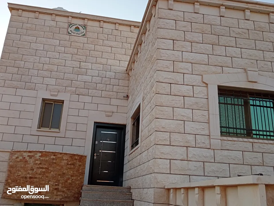 منزل خاص مع حديقة ومدخل