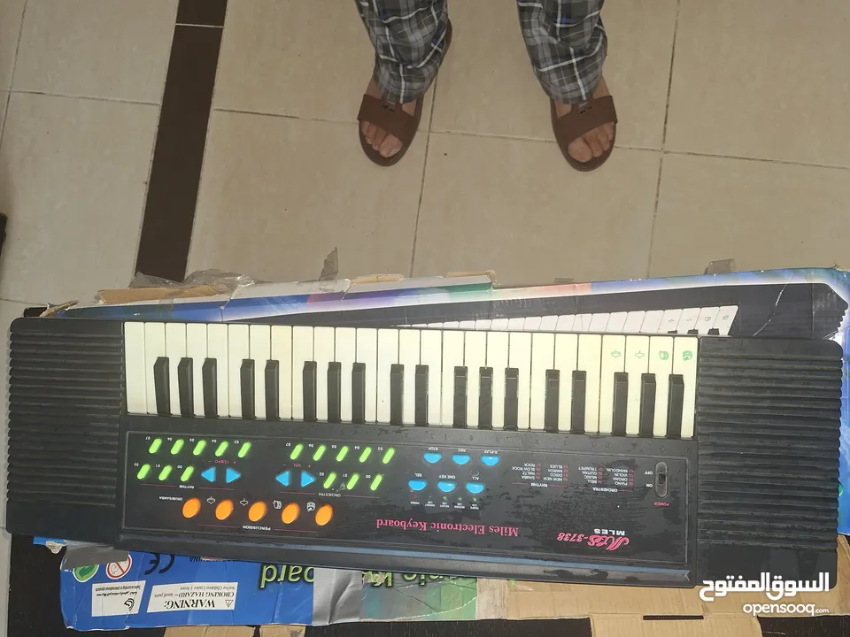 اوركن Mles ( Miles Elcotronic keyboar)  مستخدم  مع الكرتونة بحالة ممتازة للبيع