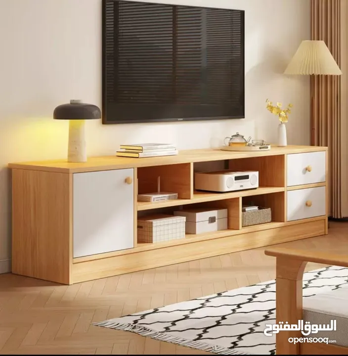 مزنزن خشبي فاخر بتصميم عصري وراقي يضيف لمسة فخامة وأناقة لأي غرفة معيشة  يجمع بين الجمال العملي .