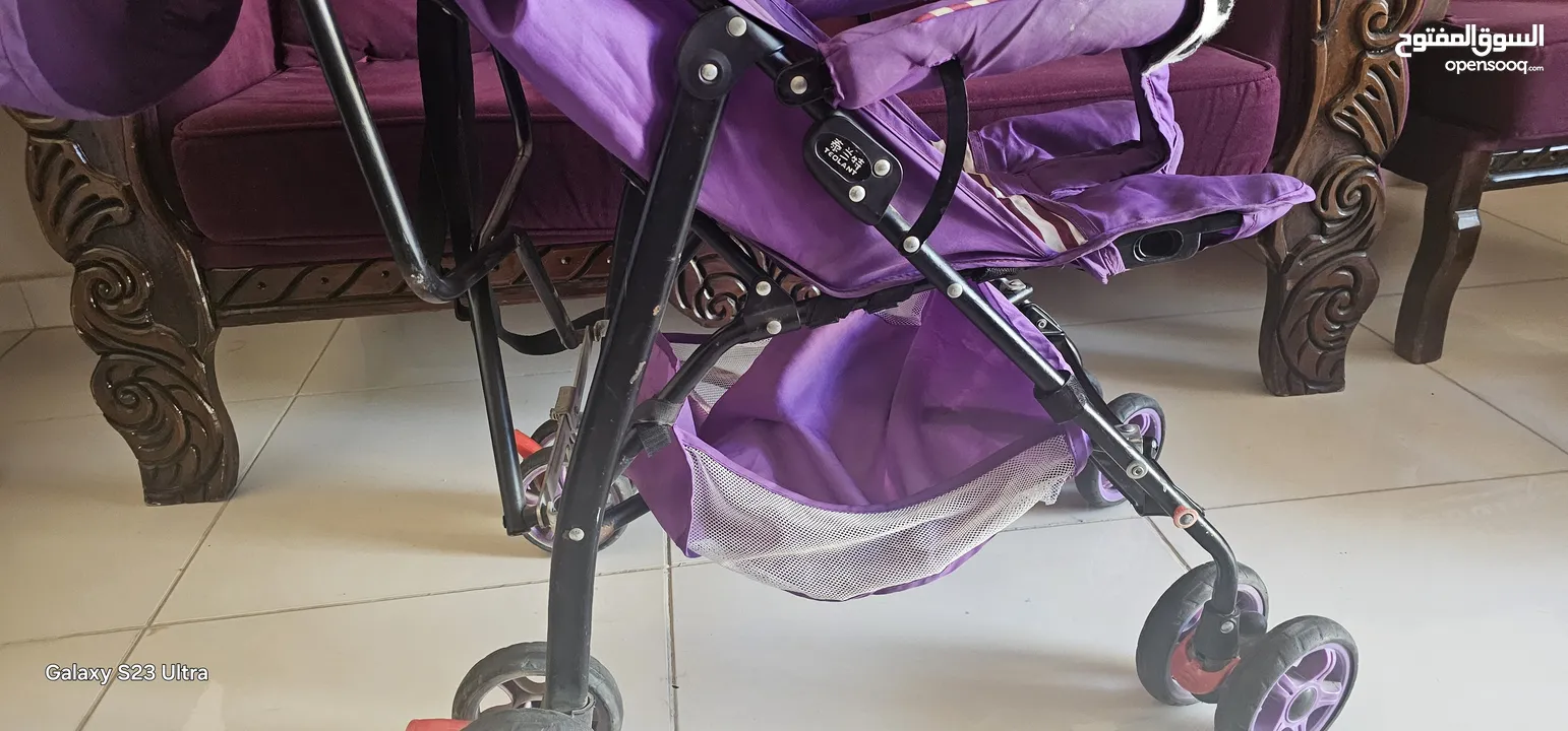 عربة اطفال لون نهدي مع شمسية وسلة سفلية لوضع الاغراض