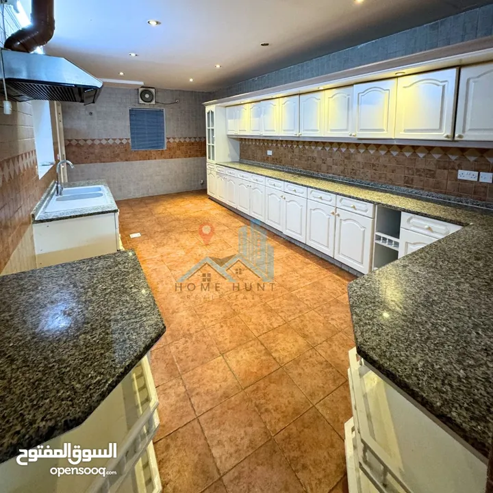 MADINAT AS SULTAN QABOOS  WELL MAINTAINED 4+1 BR IN PRIME LOCATION