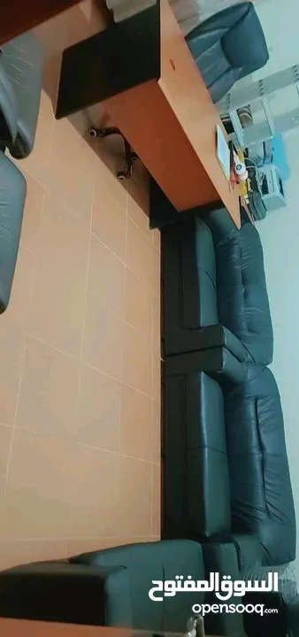 مكتب كامل ولم يستعمل