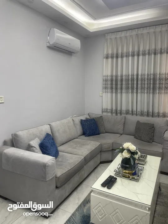 للبيع طقم كنب غرفة معيشة بحالة ممتازة