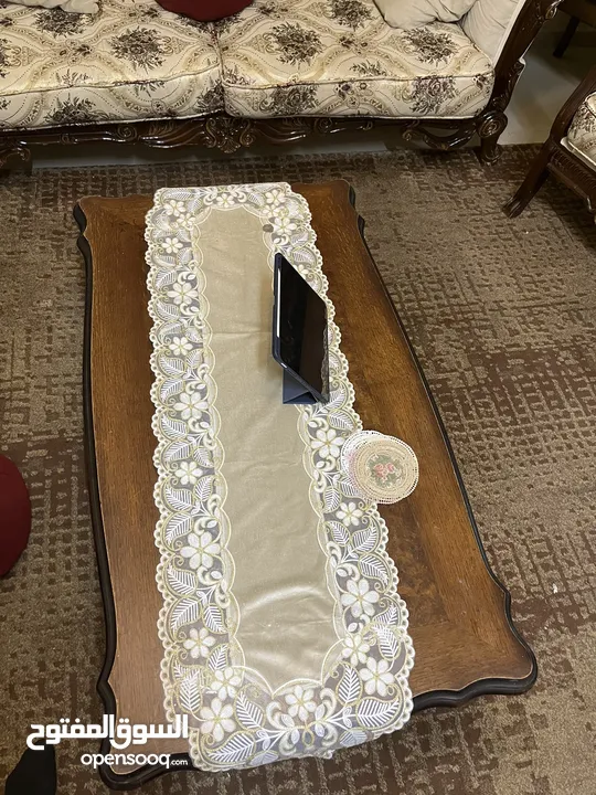 طقم كنب مع طاولة وسطية + طاولة سفرة