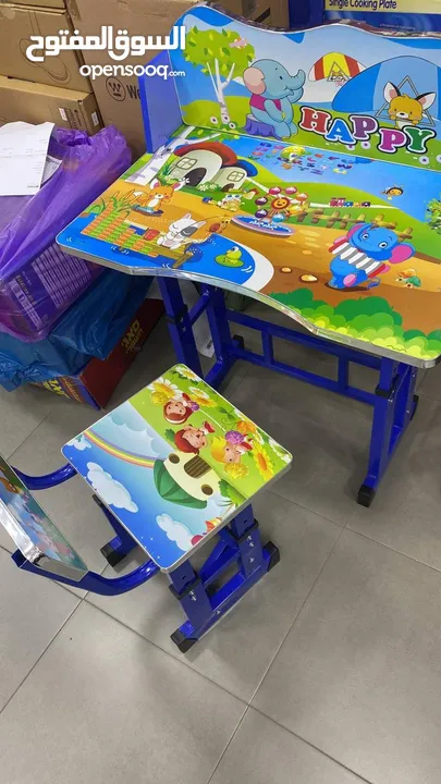 مكتب أطفال عملي ومميز مع كرسي ومقلمة