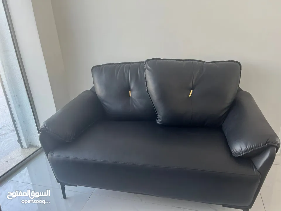 اثاث مكتبي للبيع بحالة الوكالة استخدام اقل من 6 شهور