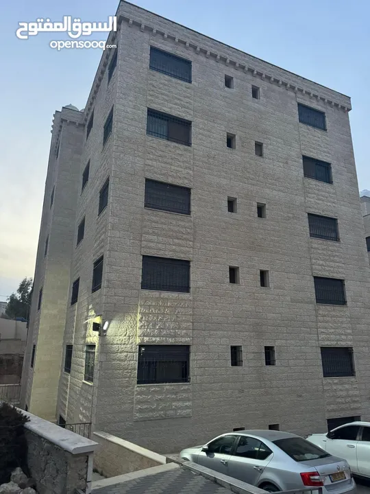 شقة للبيع بمساحة 220 متر في منطقة البيرة بالقرب من المستحضرات الطبية