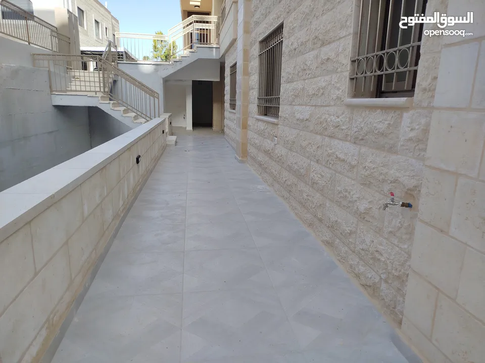 شقه مع حديقه للبيع