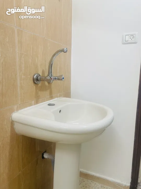 شقق سكنيه للإيجار موقعها الخليل راس الجوره مقابل كازيه زيد للمحروقات طابق ارضي