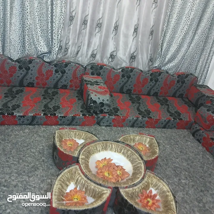 غرفه قعده مع طاولتها شبه جديد  مباع خلص