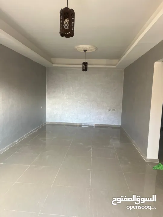 شقة ارضية للإيجار بموقع مميز في بيرزيت مدخل مستقل مع حديقة وصفة سيارة