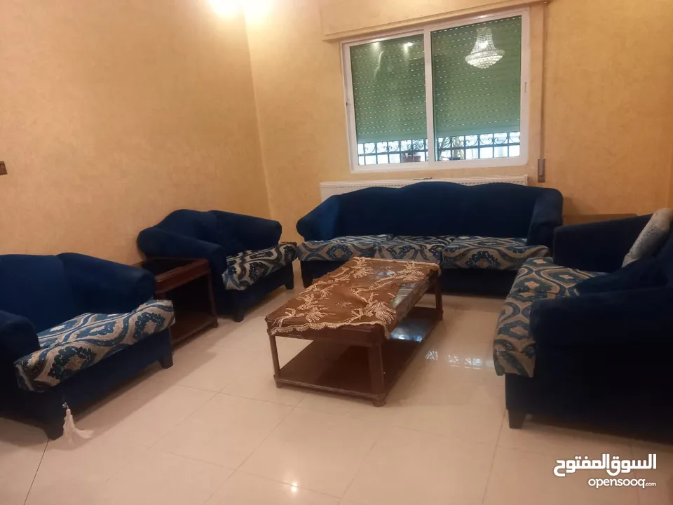 كنب  كحلي اللون مستعمل 4كنب مع طاولات للبيع  موقع طبربور خلف عريفه مول