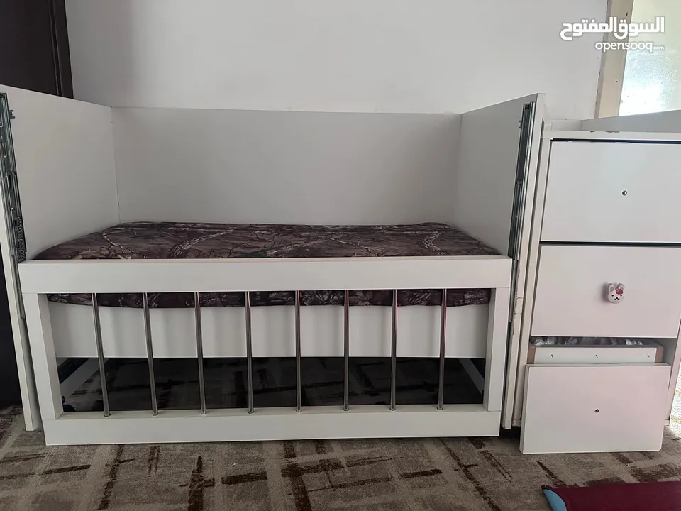 تخت بيبي مستعمل نظيف خشب زان ثقيل مع خزانه جرارات